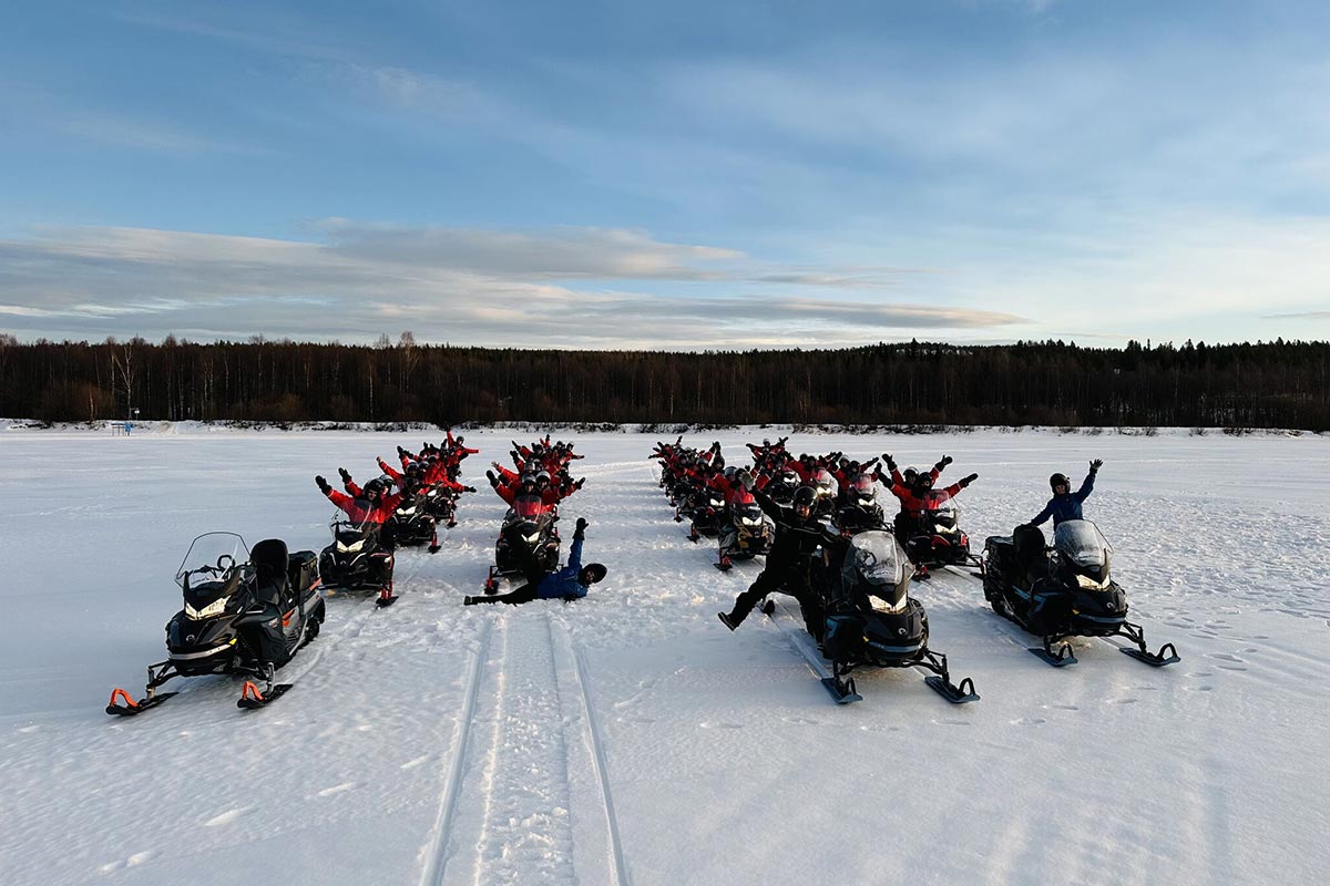 Groupe motoneige activité Laponie